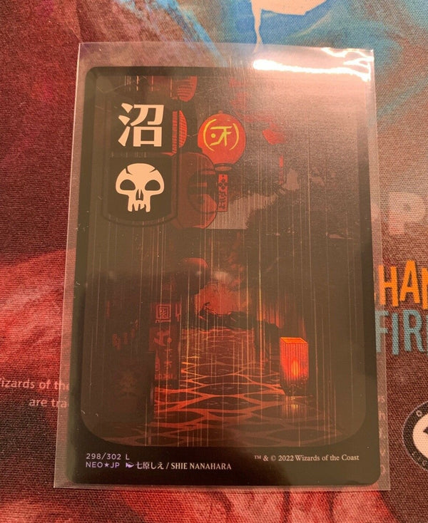 Sumpf / Swamp Full Art Land FOIL - Kamigawa: Neon Dynasty NEO 298 - NM EN